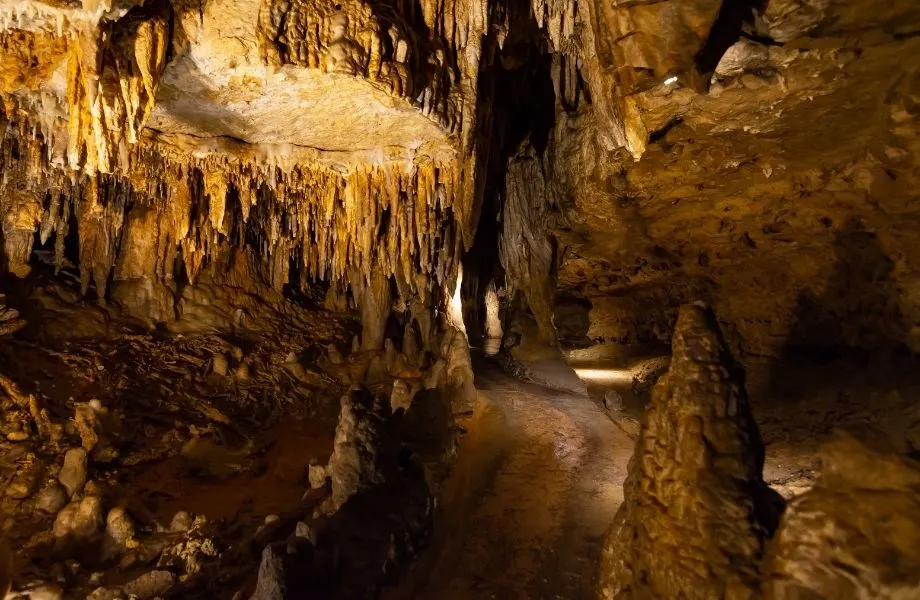 Cool outdoor kids activities in Wisconsin, stalactites and stalagmites inside the Cave of the Mounds