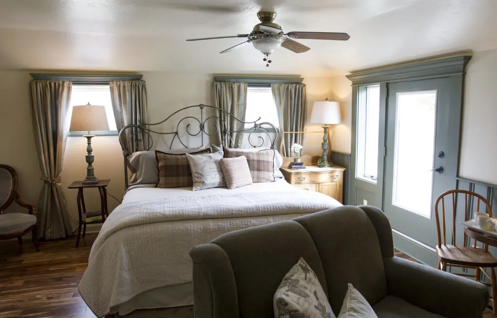 Best resorts in Door County for couples, cozy room with large bed with lots of pillows and a seating area