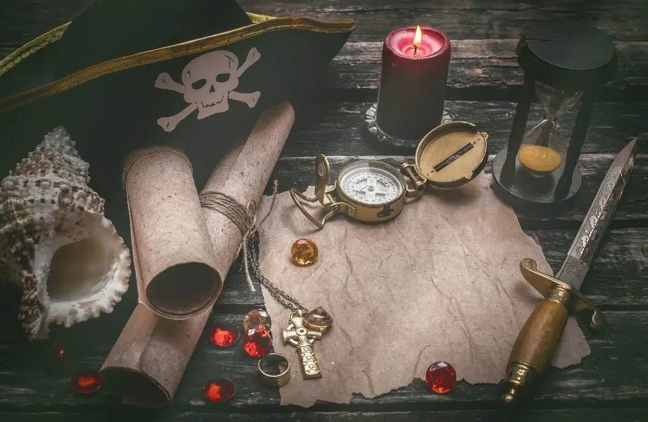 Pirate hat, compass, knife gems and maps; enjoy a pirate escape room in Madison