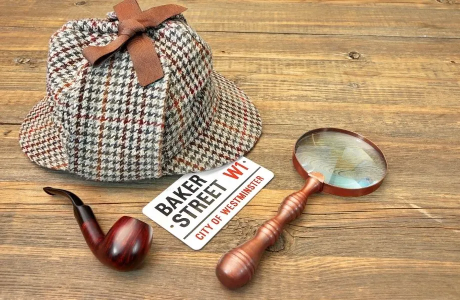 Deerstalker cap with magnifying glass, pipe and Baker Street sign; this escape room in Green Bay has a Sherlock game