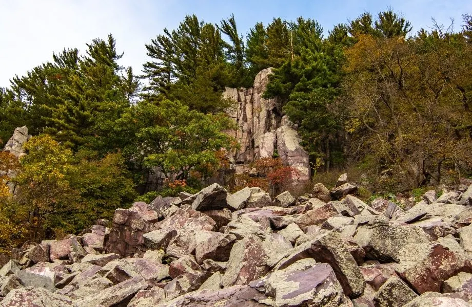 popular places for hiking in Wisconsin Dells, rocks along the Tumbled Rocks Trail