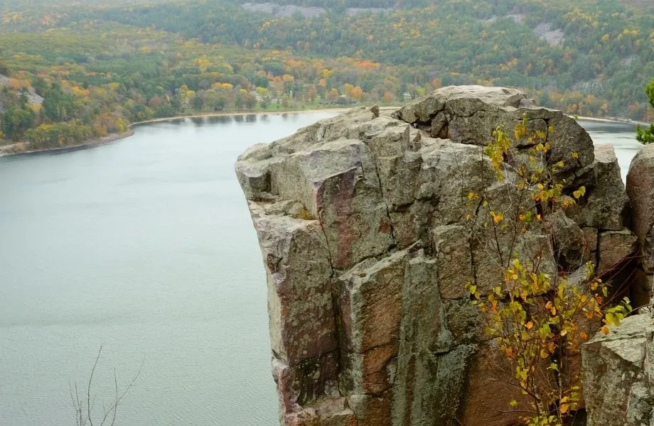 where to go for hiking in the Dells, large rock overlooking lake on the West Bluff Trail