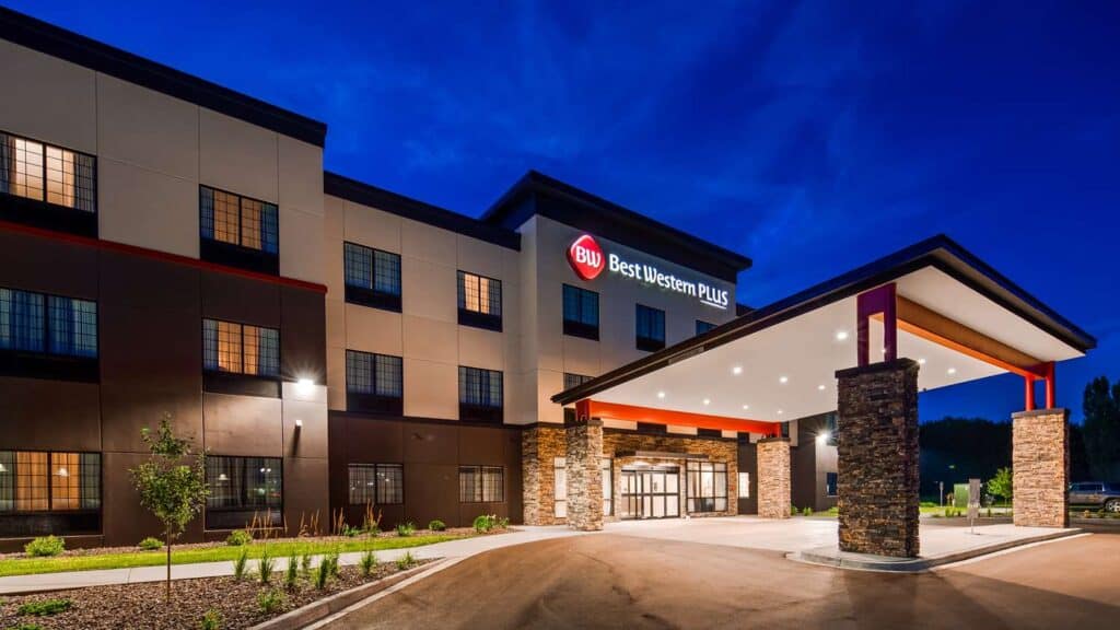 spa hotels Wisconsin, exterior of Best Western Plus New Richmond Inn & Suites