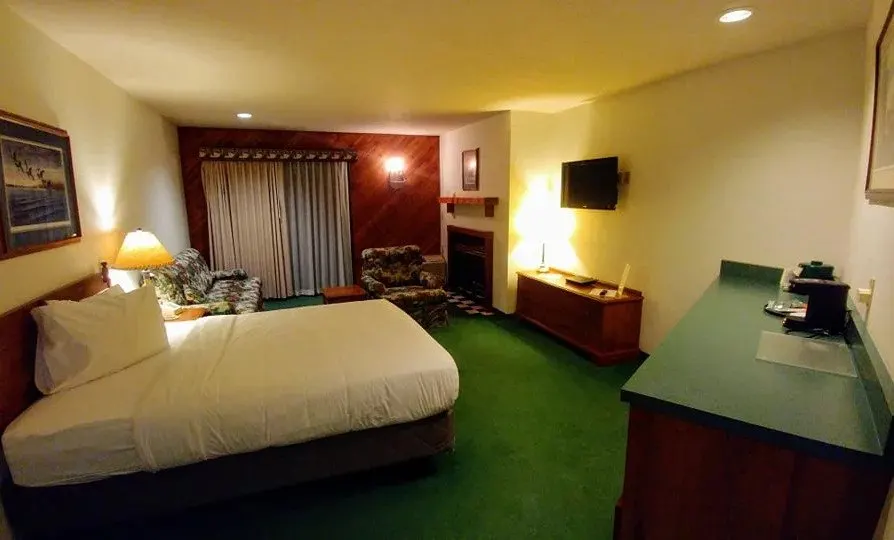 Wisconsin resorts and spas, large room with fireplace and seating area at Whitetail Lodge