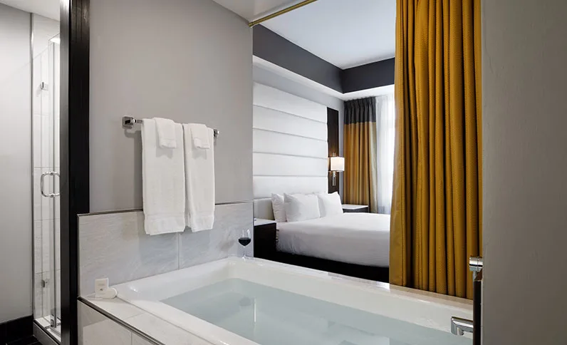 fancy hotels in milwaukee, hotel room with bed and large bath