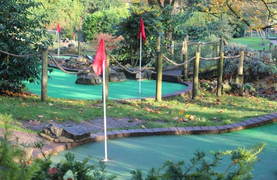 best couples activities in Wisconsin Dells, mini golf course