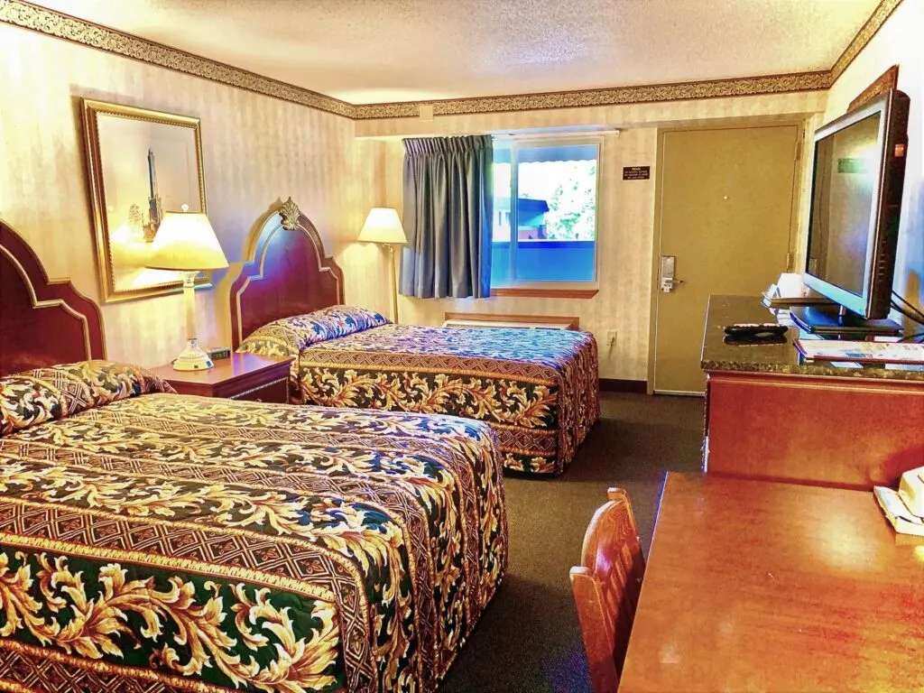 pet friendly motels in Sheboygan, WI, double room at Fountain Park Motel