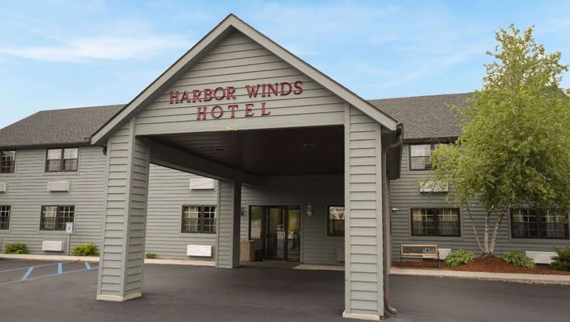 where to stay in Sheboygan, exterior of the Harbor Winds Hotel