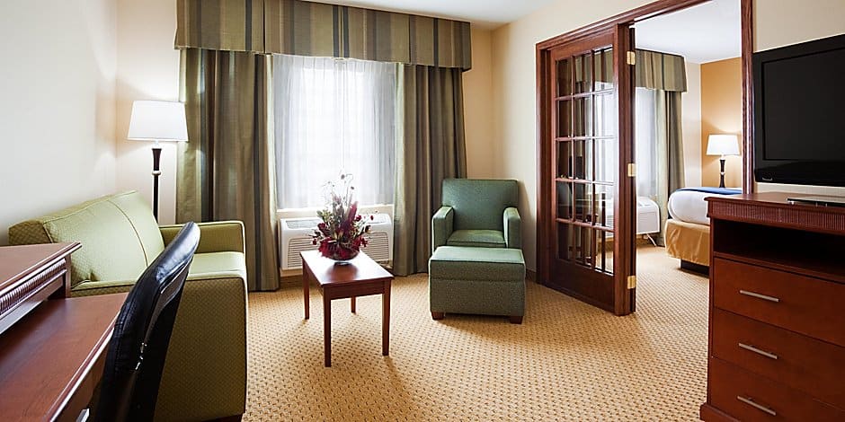 most comfortable hotels in Sheboygan, large hotel room with bed and seating area