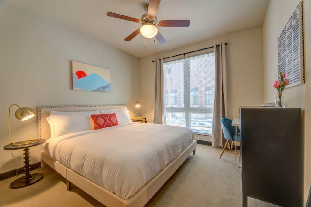 pet friendly hotels in downtown Milwaukee, cozy room with desk and paintings