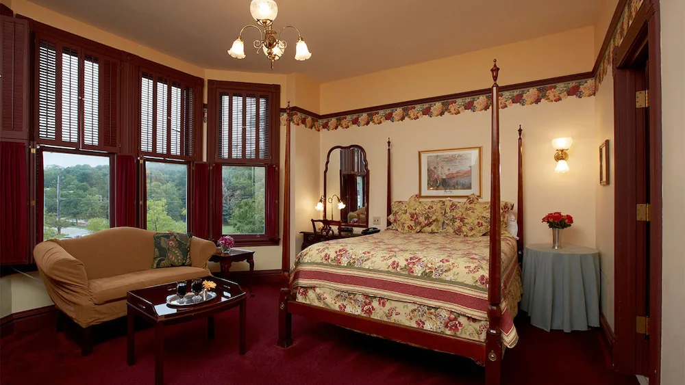 luxury hotels near Sheboygan, Wisconsin, interior of room wiht four poster bed, couch and large windows