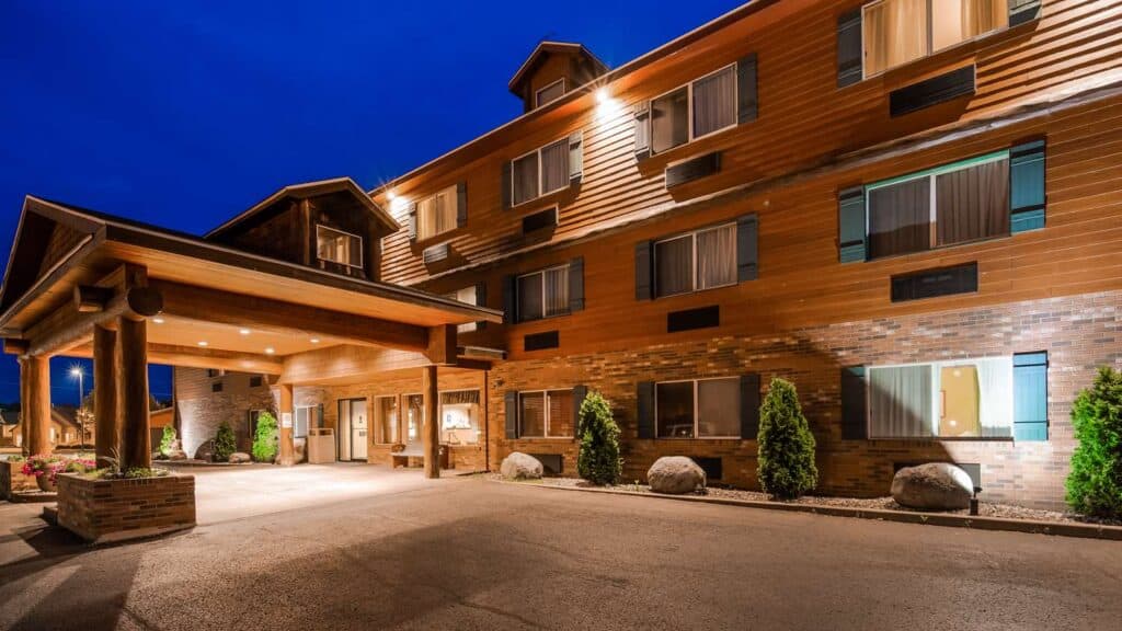 best Minocqua, WI, resorts, exterior of hotel with wood panelling and brick