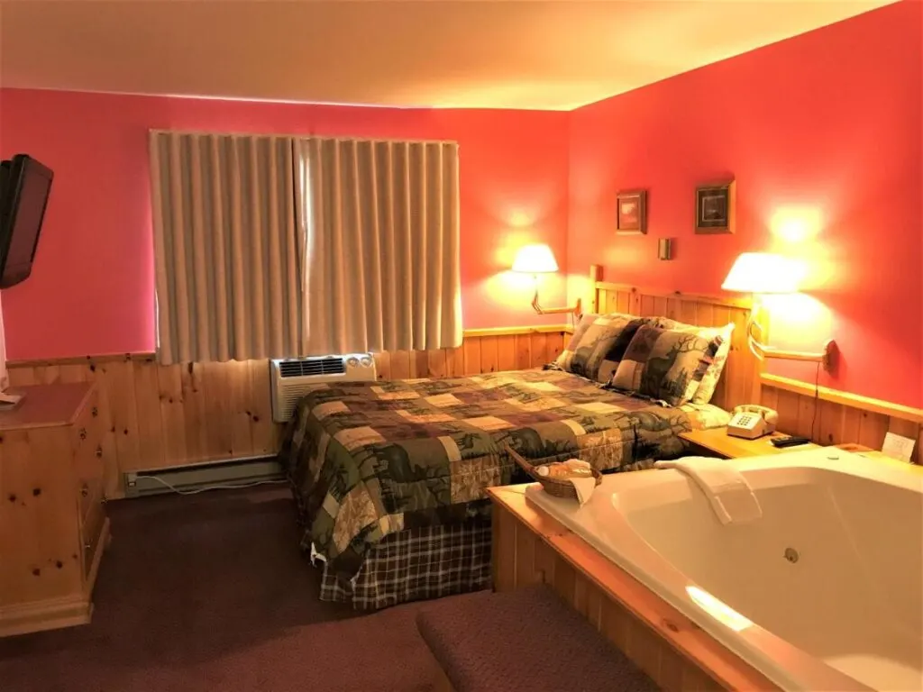 places to stay in Minocqua, WI, hotel room with bed and hot tub