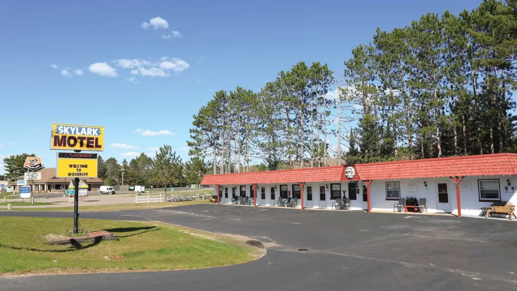 best budget Minocqua motels, exterior of skylark motel