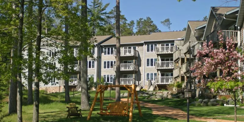 amazing Minocqua lodging, exterior of the beacons of minocqua