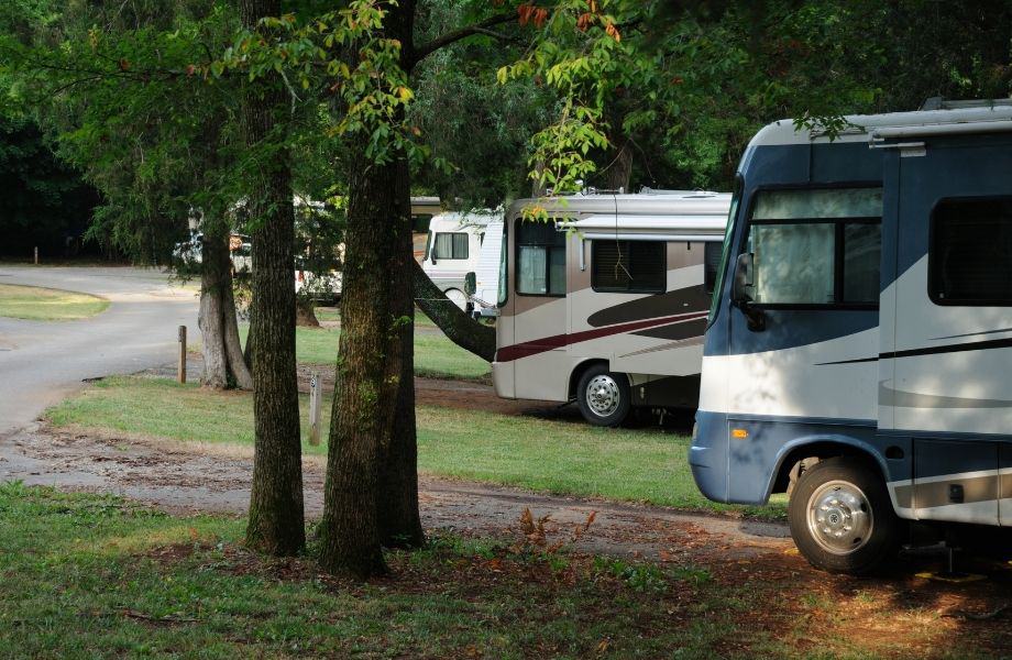 campgrounds in the Dells of Wisconsin, several RV campers lined up at a campsite