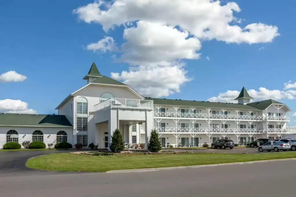 places to stay in Wisconsin Dells, exterior view of hotel under sunny sky