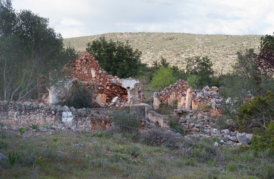 best hikes in algarve, stone ruins of a building in the mountains