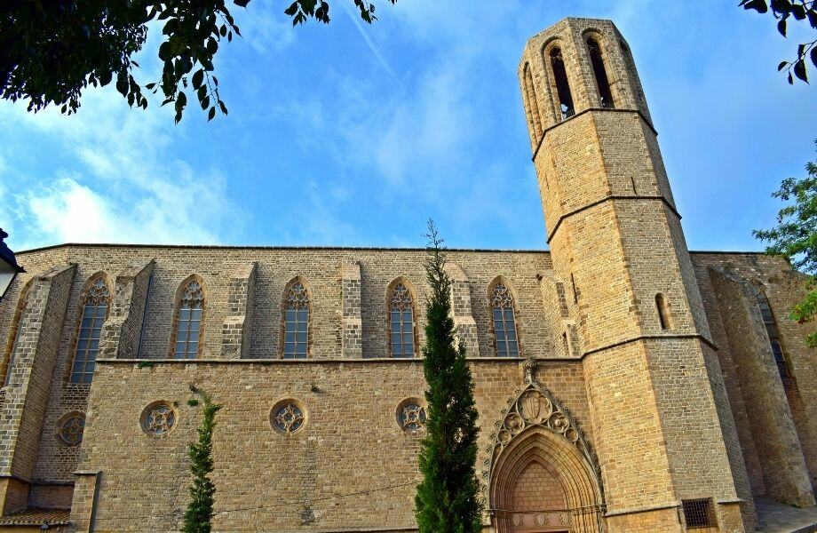 best architecture in barcelona, side view of Monastery of Pedralbes, alarge gothic church