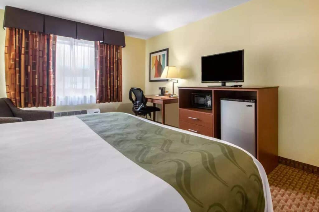 pet friendly hotels in Wisconsin Dells, hotel room with bed, sofa chair, desk, tv, fridge and microwave