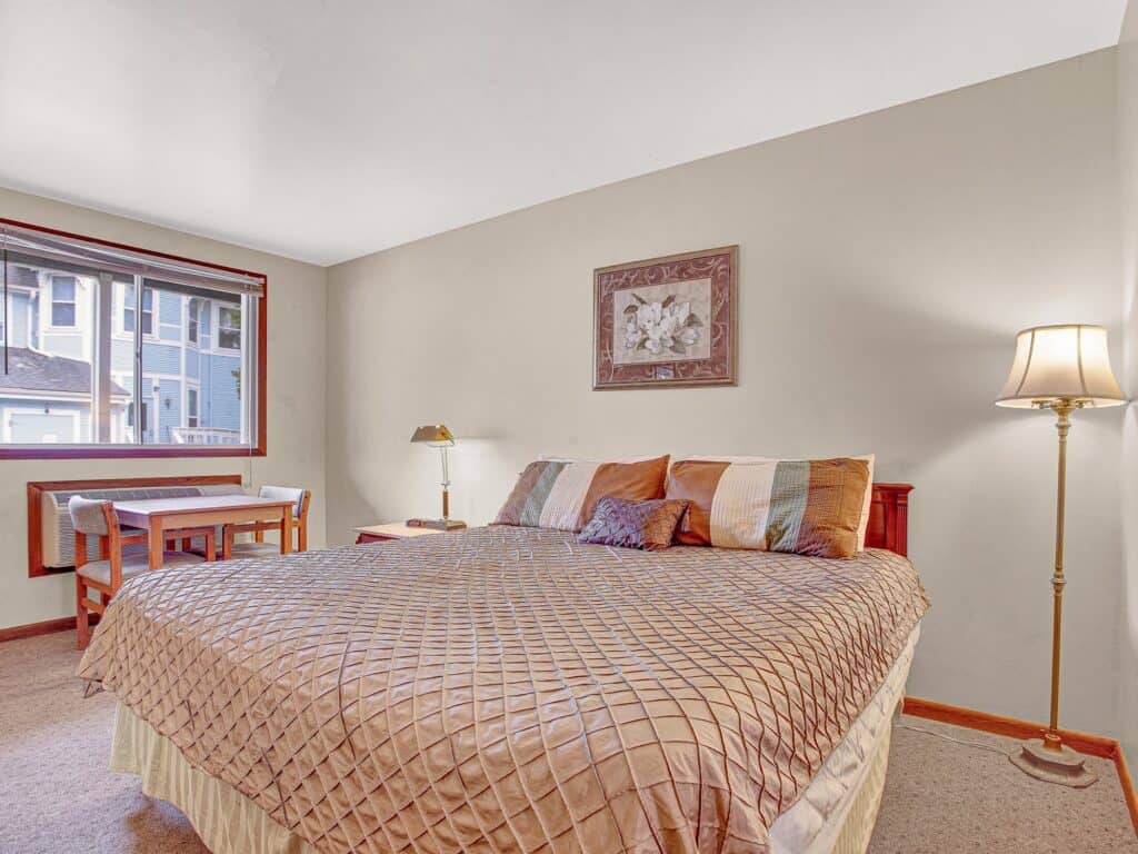 best place to stay in Wisconsin Dells, bright hotel room with table, bed and lamps