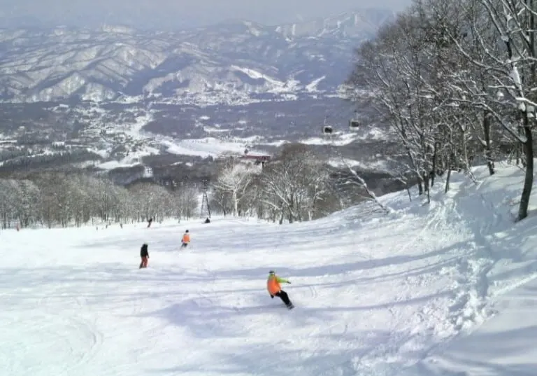 a ski slope in winter around some of the best snowboarding resorts in Wisconsin