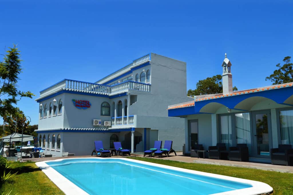 budget and cheap hotels in Albufeira, modest sized hotel with outside pool area