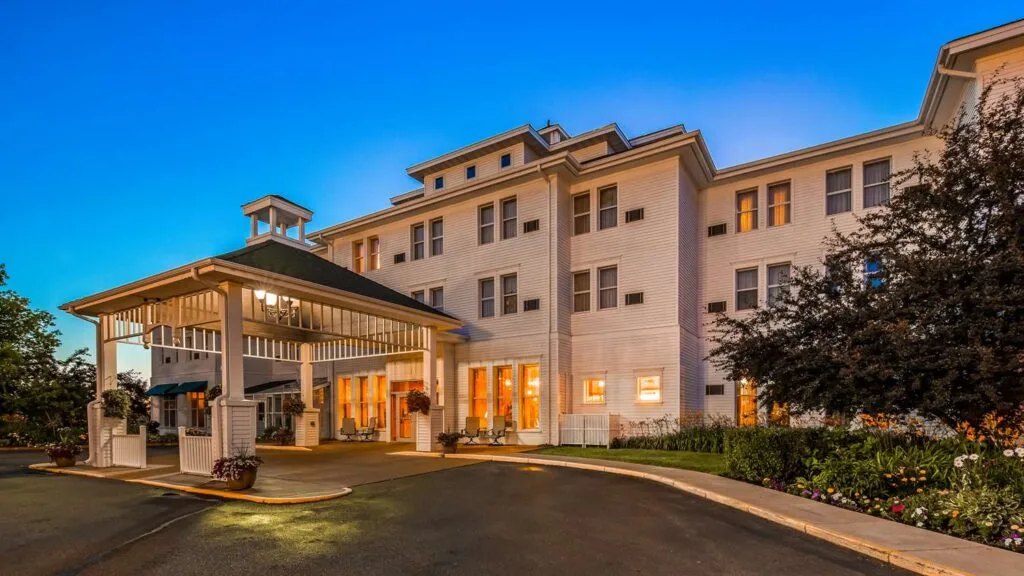 haunted wisconsin hotels, exterior of the Best Western Hotel Chequamegon lit up at night