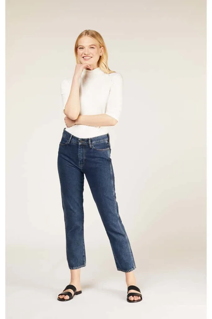 slow fashion jeans brands, white woman wearing white shirt and dark blue jeans