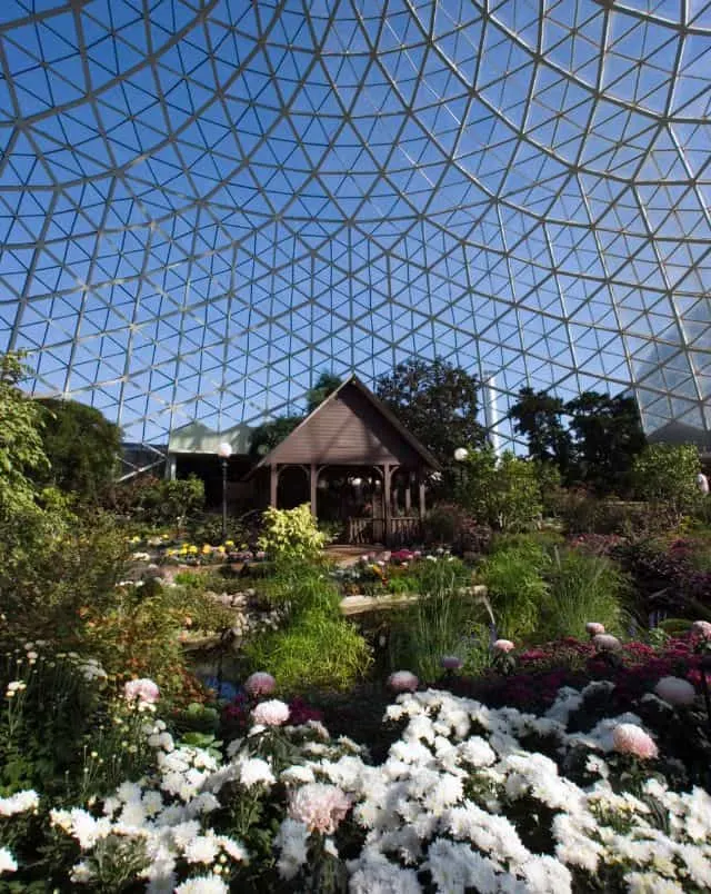 best outdoor Milwaukee activities for couples, peaceful botanical garden underneath a dome on a clear blue day