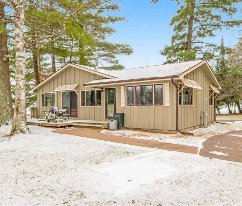 wisconsin cabin at three lakes with hot tub in the snow