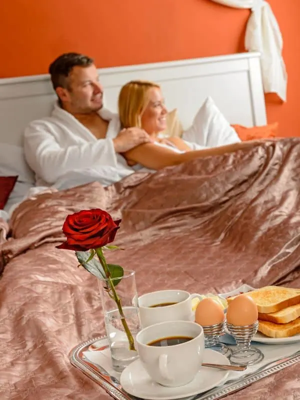 couple having breakfast in bed at Wisconsin Dells resorts for adults