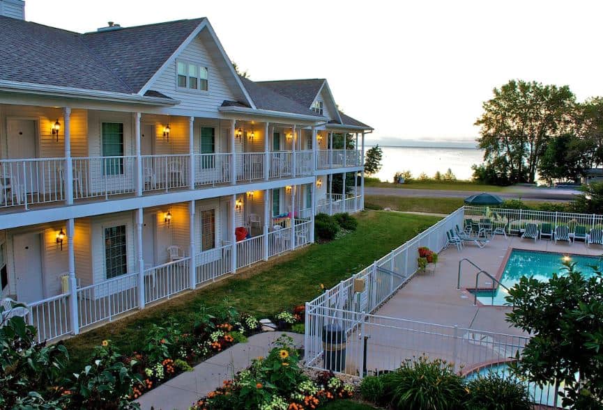 exterior of one of the best beach resorts in Wisconsin with outdoor pool and lake view
