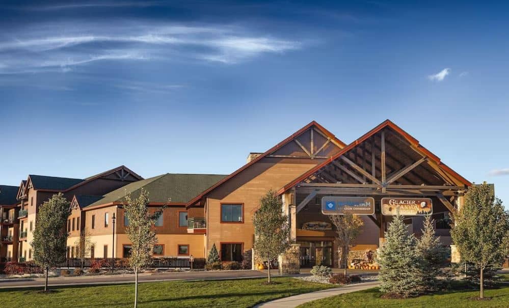 exterior of the Glacier Canyon Lodge in Wisconsin Dells
