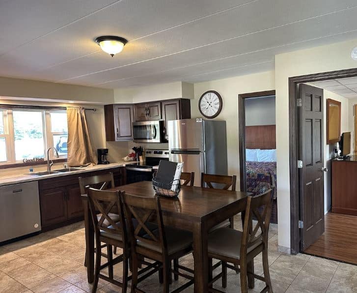 family room with kitchen and dining area next to a bedroom at All Star Value Inn, Wisconsin Dells