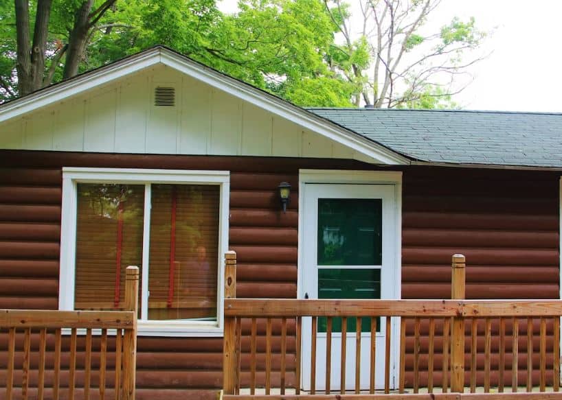 exterior of the log Cozy Cabin in Williams Bay, Wisconsin