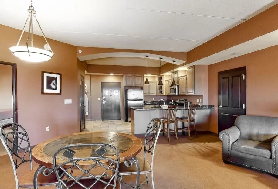 open space living room and kitchen at the Deluxe Condo with an in-room Jacuzzi, Wisconsin Dells
