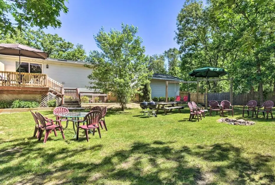 outdoor area with picnic table, fire pit and grill at the People and Paws Home in Wisconsin Dells
