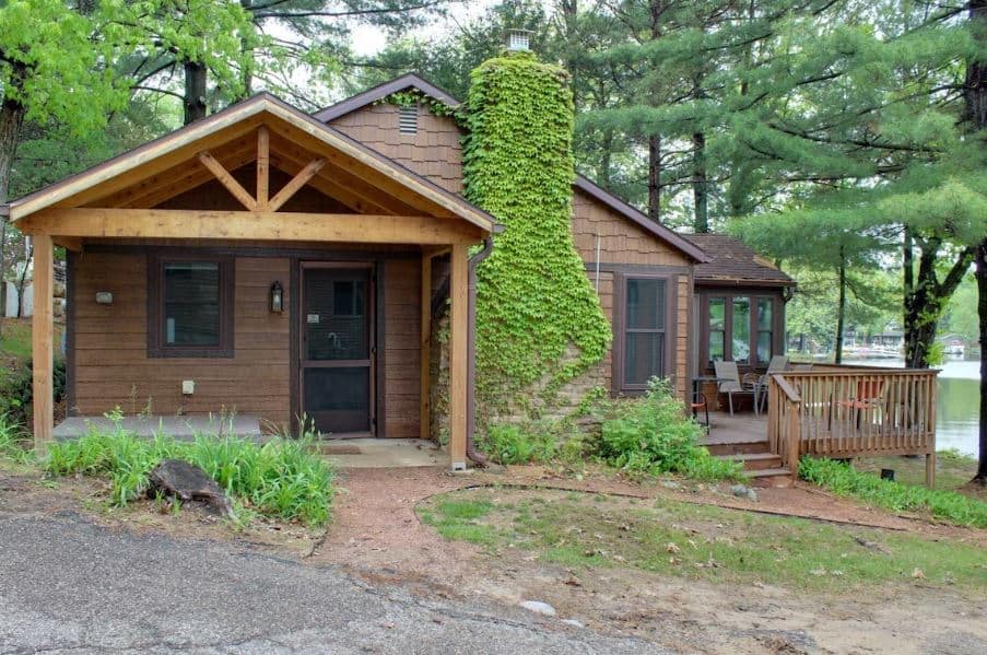 Vintage Lake Cottage on Lake Delton in Wisconsin Dells with deck overlooking the lake
