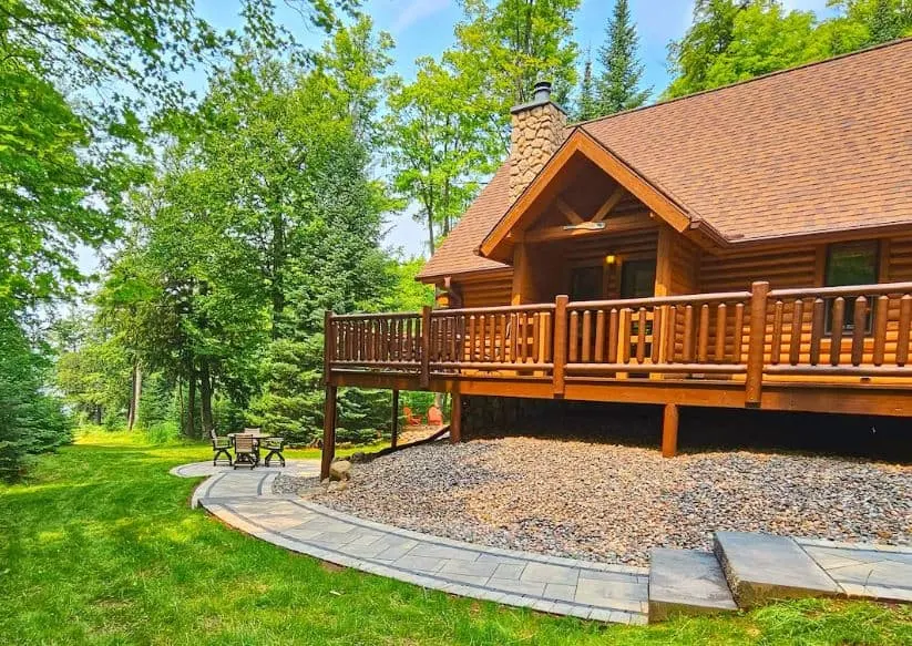 exterior of the Annabelle Log Home in Wisconsin