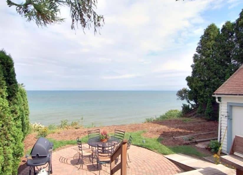 garden with dining table, bbq and lake view at the house directly on Lake Michigan, Wisconsin