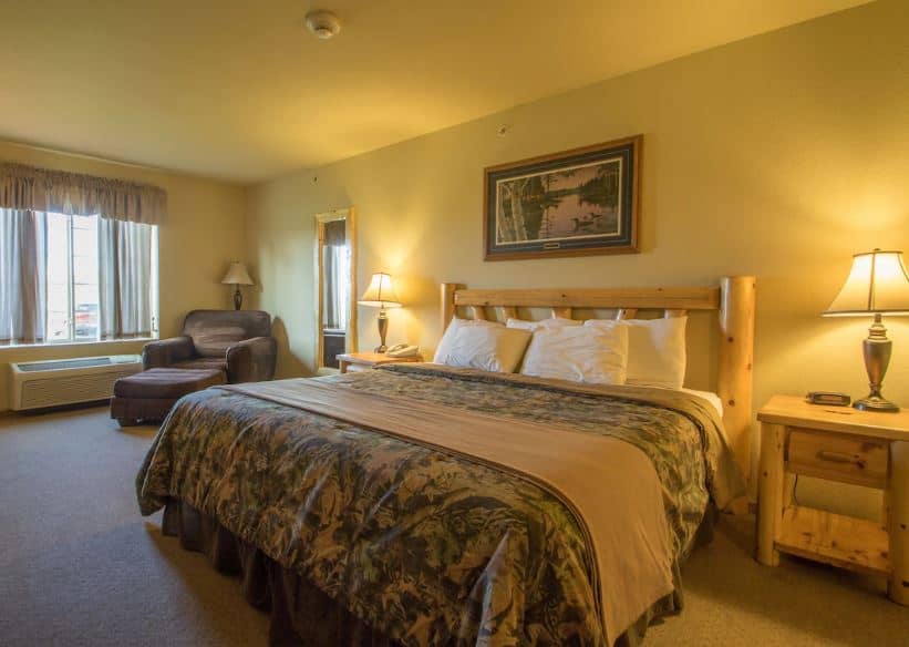 standard bedroom at Deer Valley Lodge & Golf, Barneveld, Wisconsin