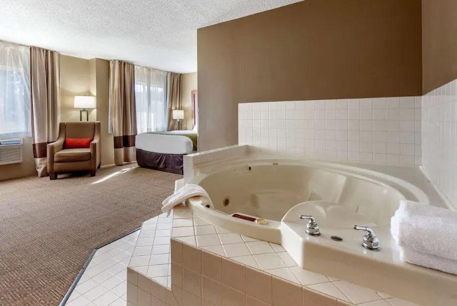 bedroom with hot tub at Comfort Inn in Rhinelander, WI