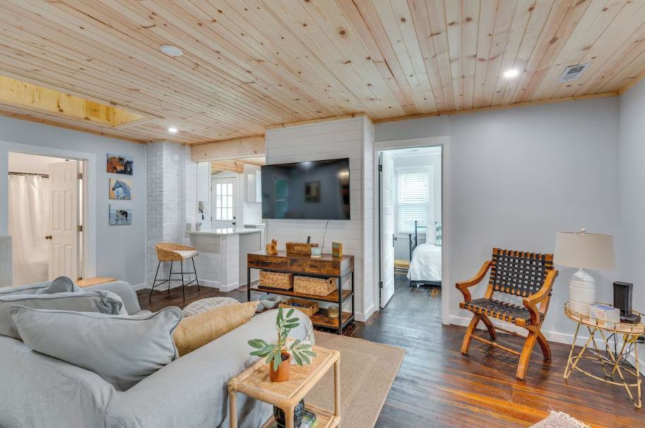 living room with wooden decoration and sofa at Williams Bay Cottage with Deck & Fire Pit in Lake Geneva, Wisconsin