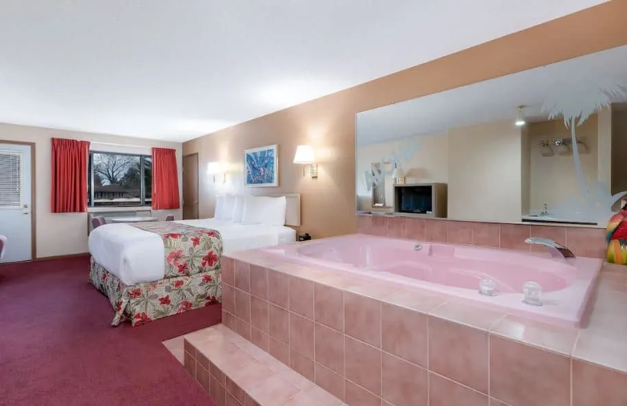king room with jacuzzi and balcony at Aloha Beach Resort in Wisconsin Dells