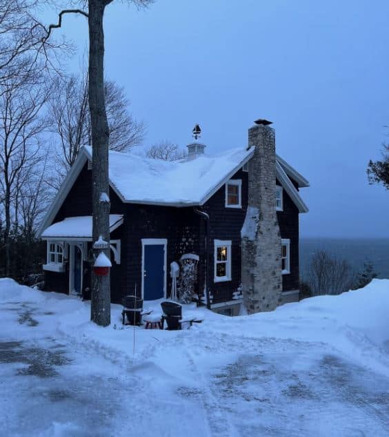 Cabin with hot tub in Sister Bay, Wisconsin overlooking the lake in winter