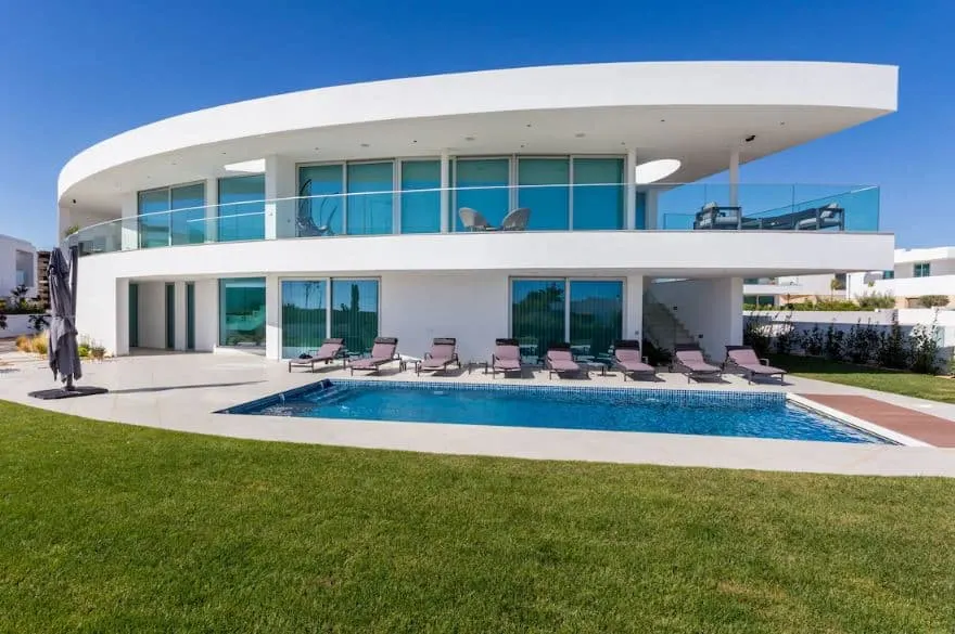 Luxury villa near the beach in Lagos, Algarve seen from the exterior with pool and sun lounges