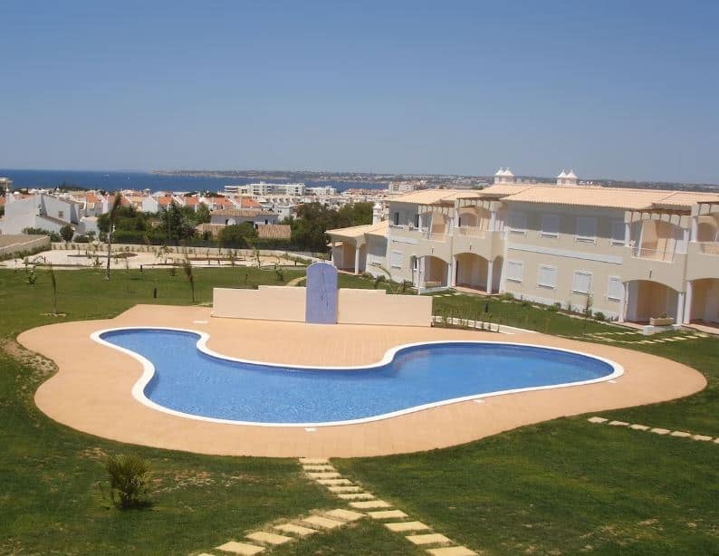 garden with pool at the House with pool and garden near beach in Albufeira