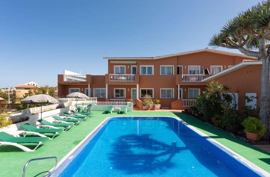 pool with sun lounges at the Apartment in Parque las Flores in Tenerife