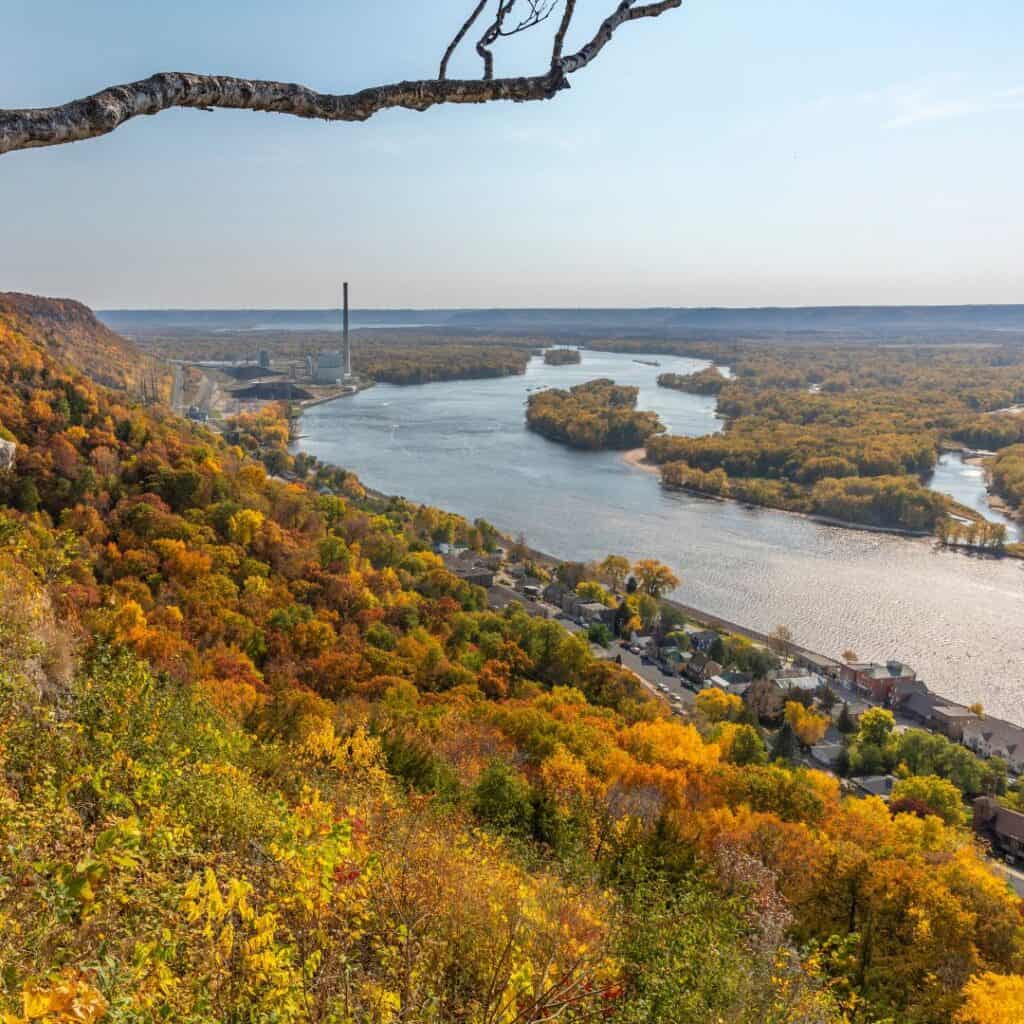 a view of the Mississippi river from the top of a hill with a view of Autumn trees and the river on a bright sky